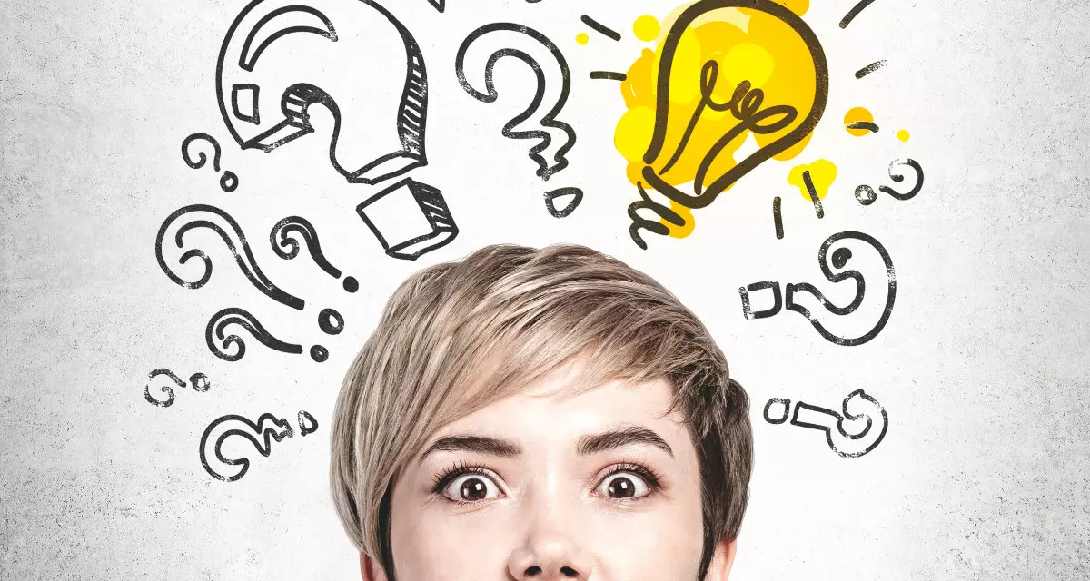 Frau mit Fragezeichen und Glühbirne. Foto: Adobe Stock | denisismagilov