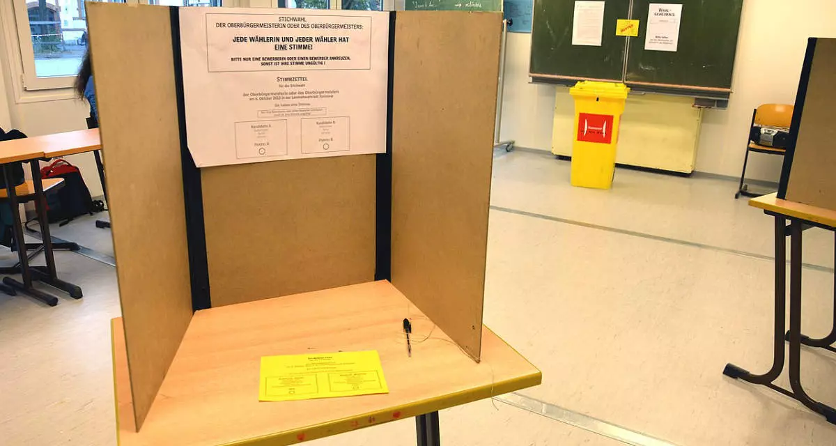 Wahllokale werden meistens in Rathäusern, Schulen, Kindergärten, Gemeindehäusern oder Sporthallen eingerichtet. Auf dem Foto ist ein zum Wahllokal umfunktioniertes Klassenzimmer zu sehen.