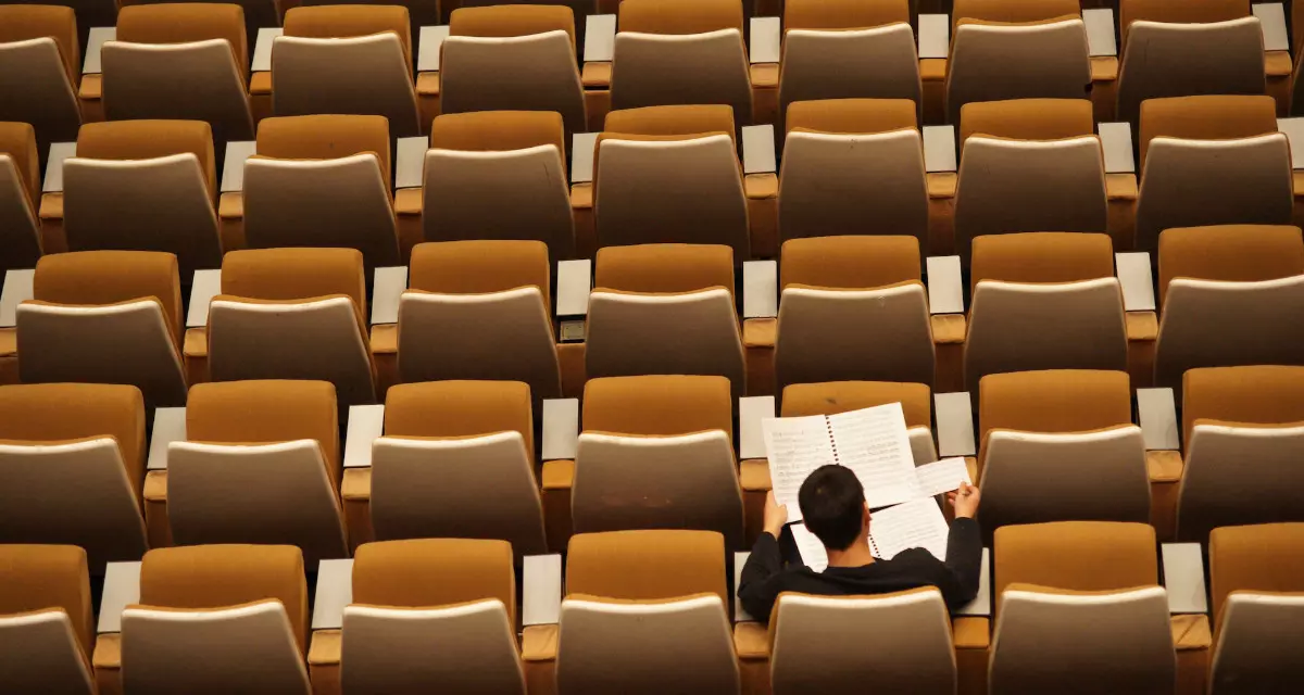 Stuhlreihen. Foto: unsplash | Philippe Bout