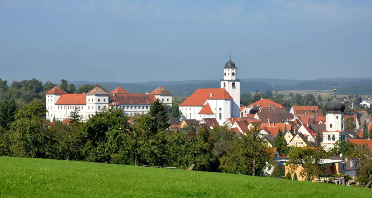 Das oberschwäbische Meßkirch bei Sigmaringen setzt sich aus der Kernstadt und mehreren Teilorten zusammen, die insgesamt drei Wohnbezirke bilden. Hier kommt das Prinzip der unechten Teilortswahl zur Anwendung. 