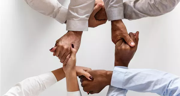 Hände als Symbolbild für Zusammenarbeit. Foto: Unsplash.com | rawpixel