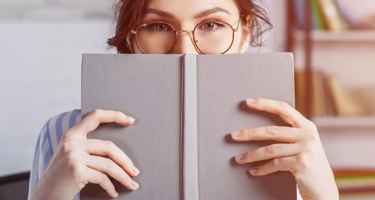 zu den Publikationen (Foto: Frau mit Buch)